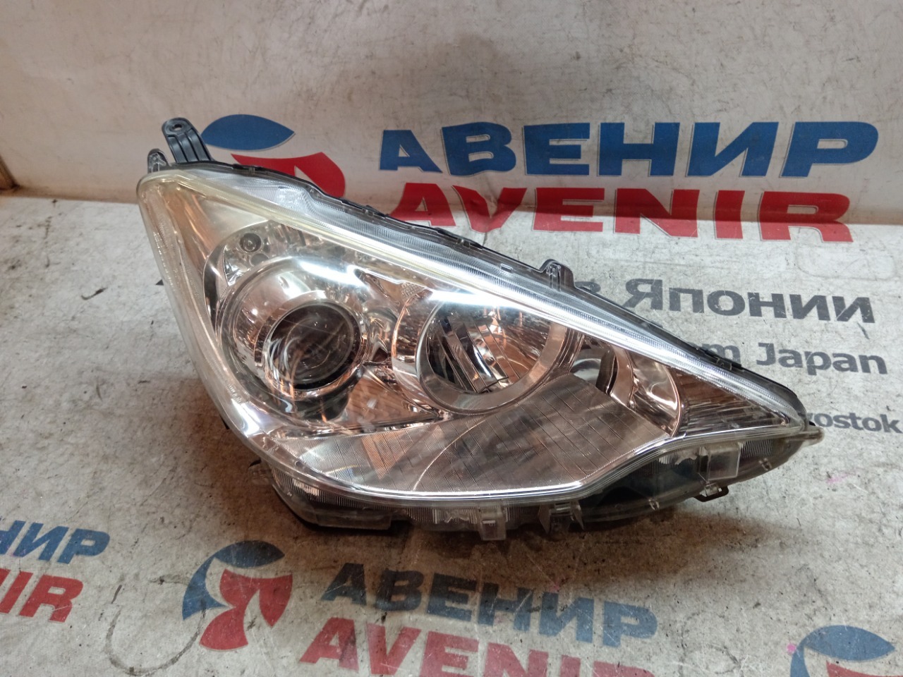 Фара TOYOTA AQUA NHP10 передняя правая (б/у)