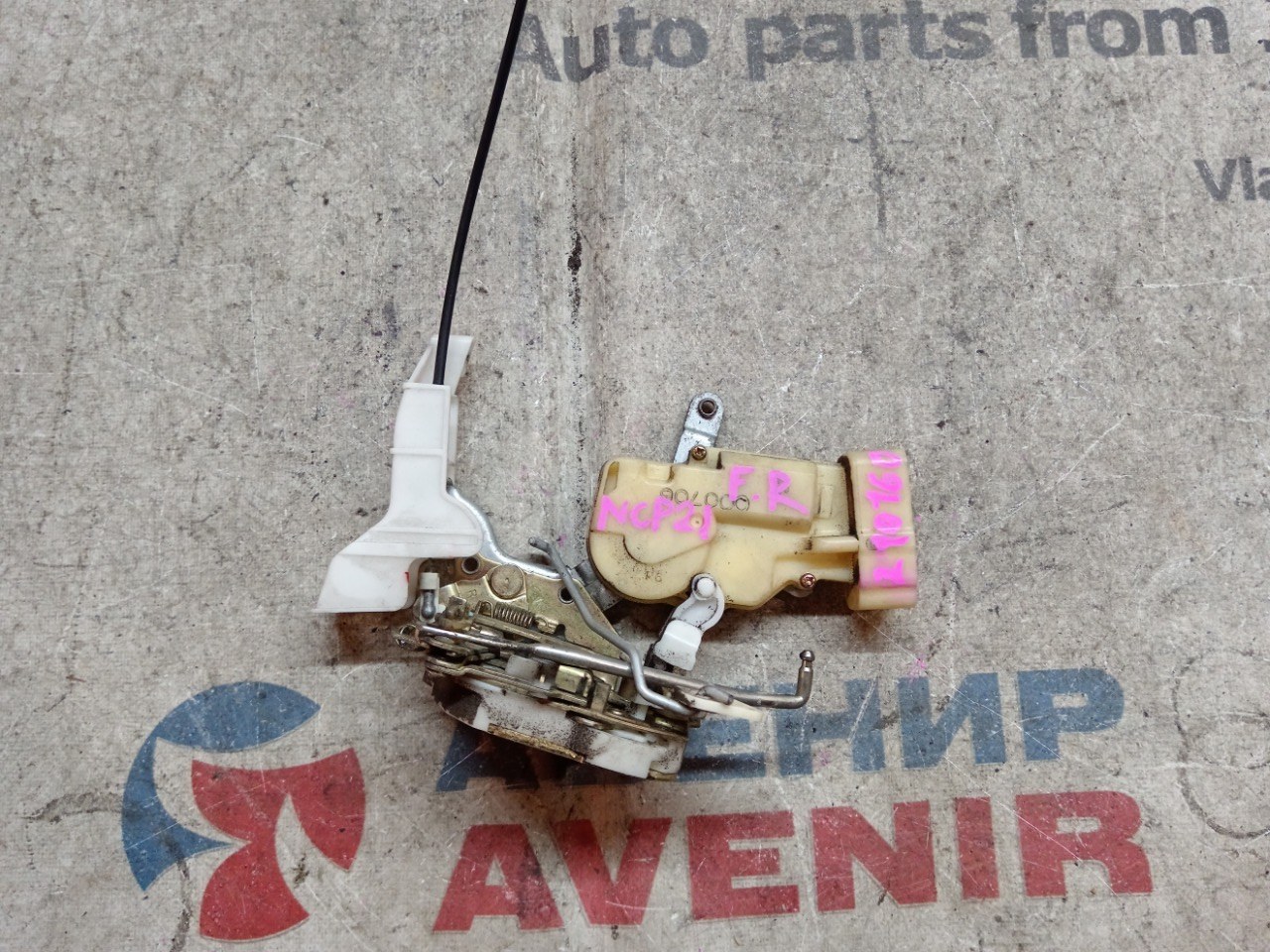 Замок двери TOYOTA FUNCARGO NCP20 передний правый (б/у)