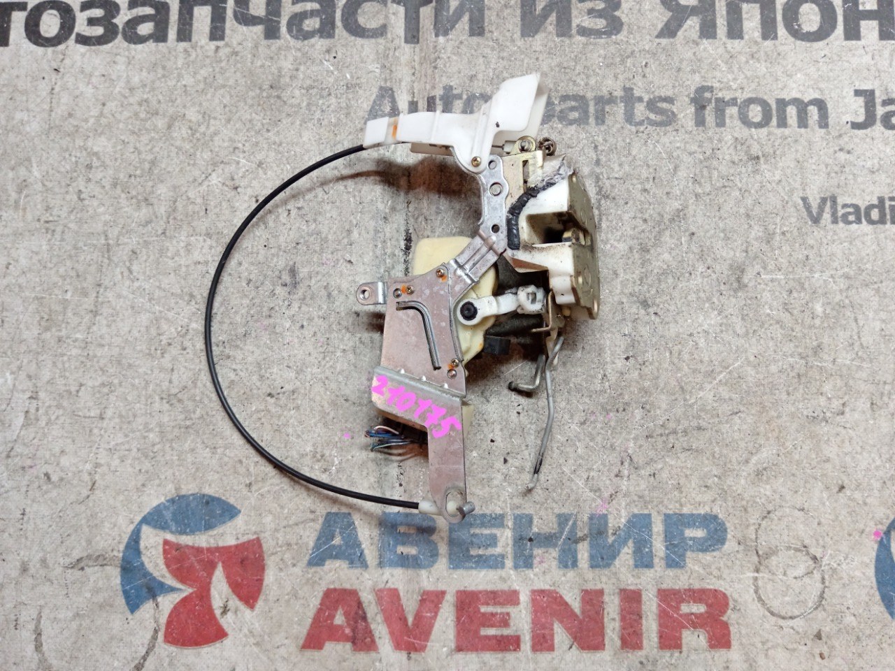 Замок двери TOYOTA FUNCARGO NCP20 передний правый (б/у)