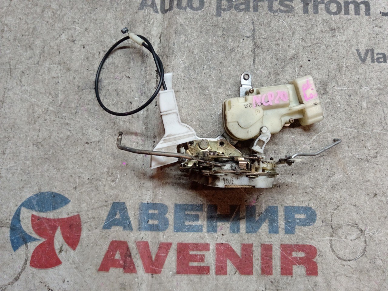 Замок двери TOYOTA FUNCARGO NCP20 передний правый (б/у)