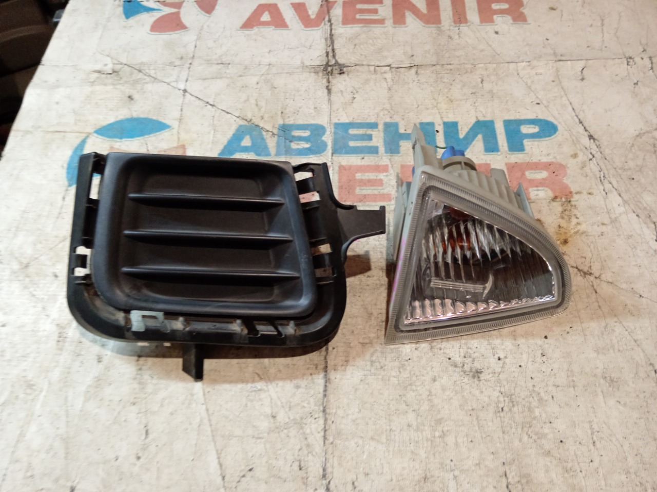 Повторитель бамперный TOYOTA AQUA NHP10 передний правый (б/у)