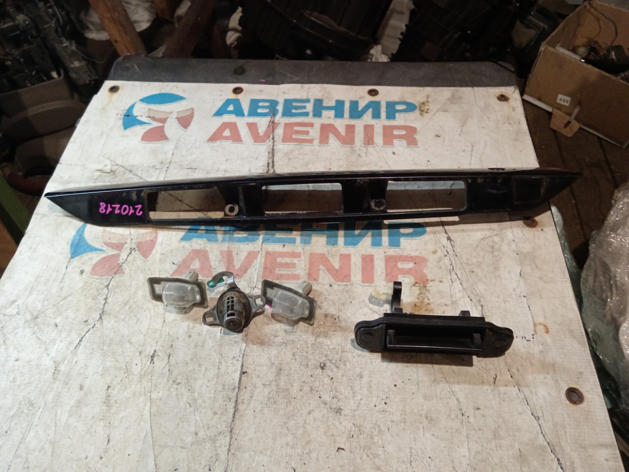 Накладка 5-й двери MAZDA MPV LW5W задняя (б/у)