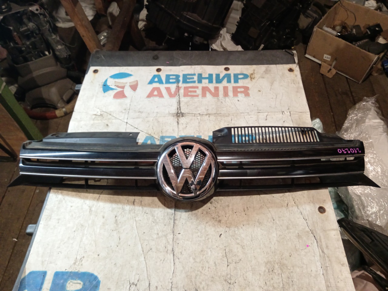 Решетка VOLKSWAGEN GOLF 5K1 (б/у)