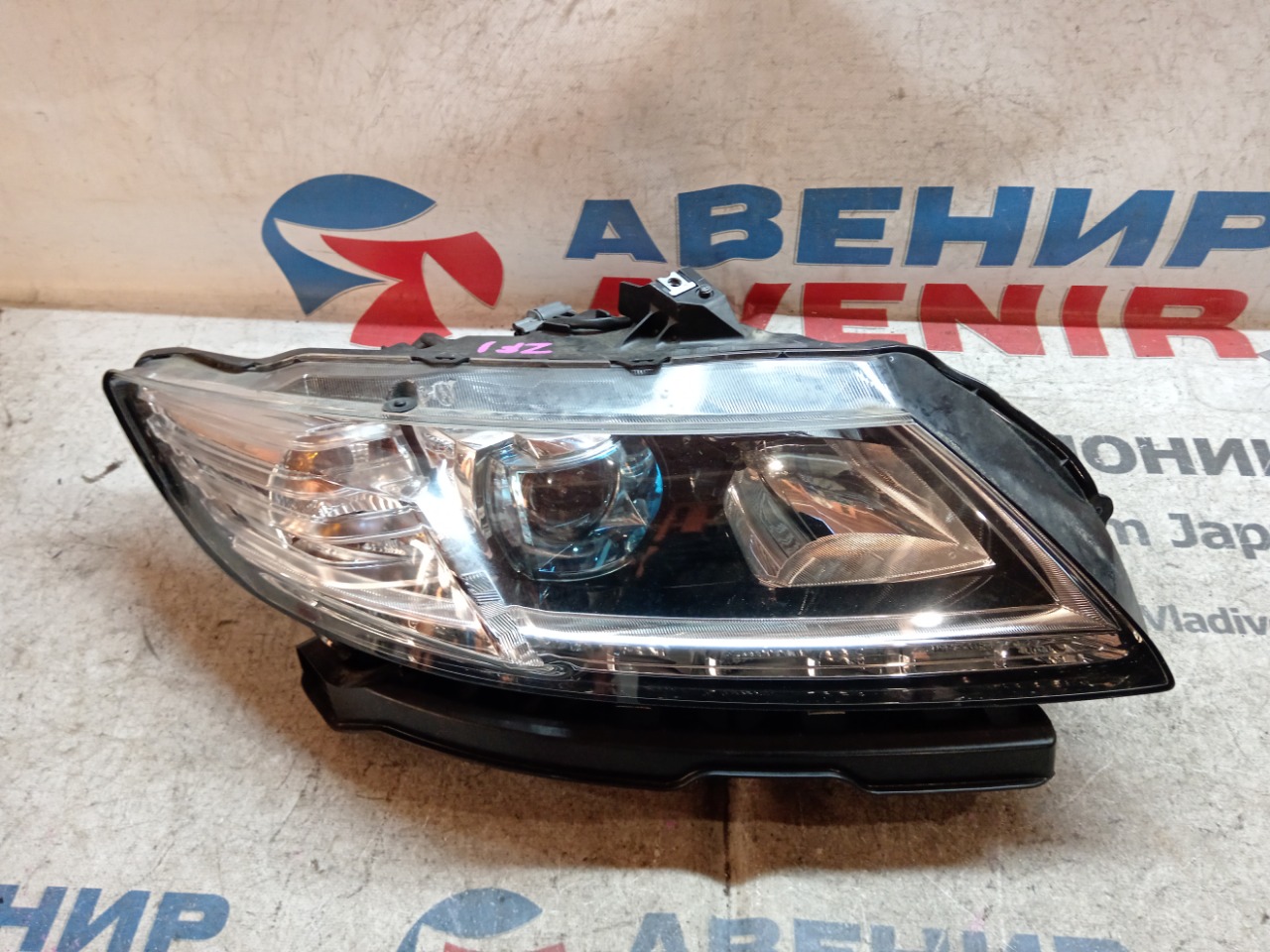 Фара HONDA CR-Z ZF1 передняя правая (б/у)