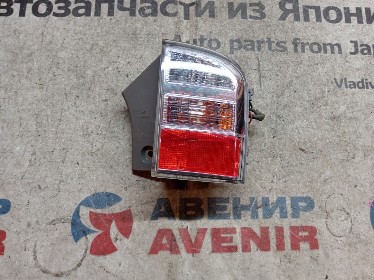 Стоп-сигнал TOYOTA ISIS ZNM10G задний левый (б/у)