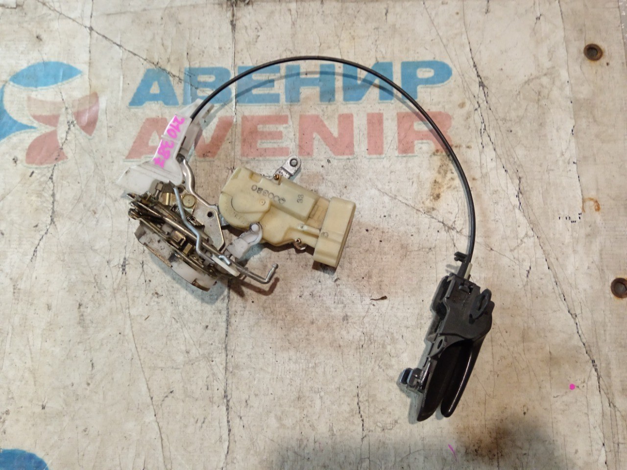 Замок двери TOYOTA FUNCARGO NCP20 передний правый (б/у)