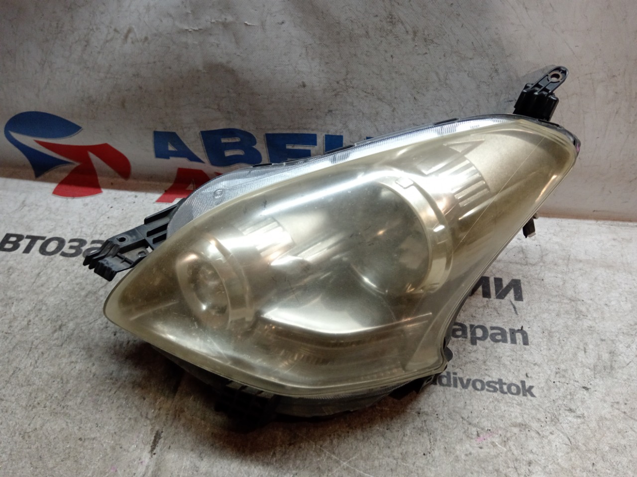 Фара TOYOTA RACTIS NCP100 передняя левая (б/у)