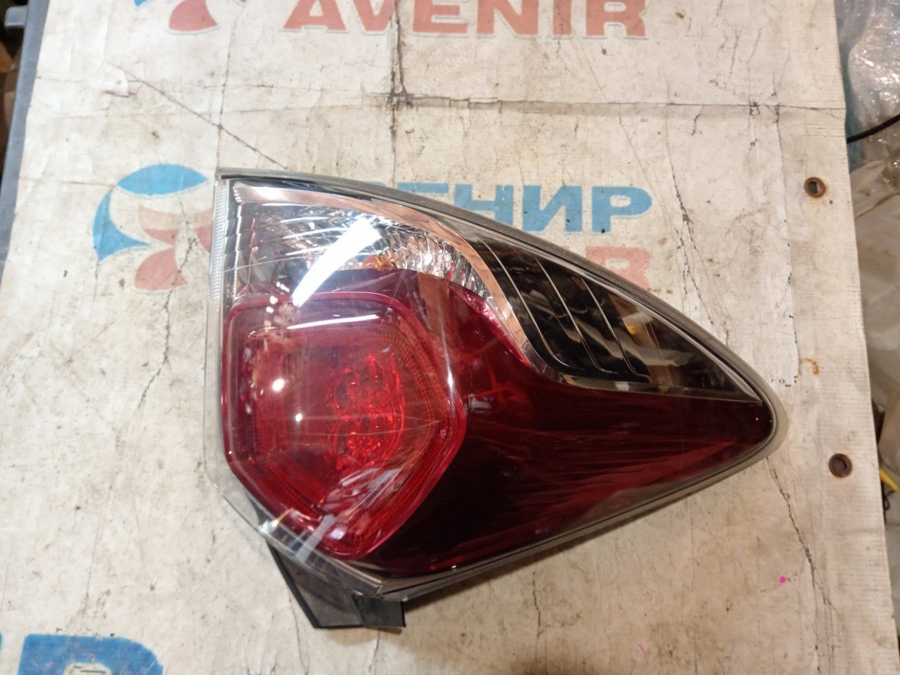 Стоп-сигнал TOYOTA RACTIS NCP120 задний левый (б/у)