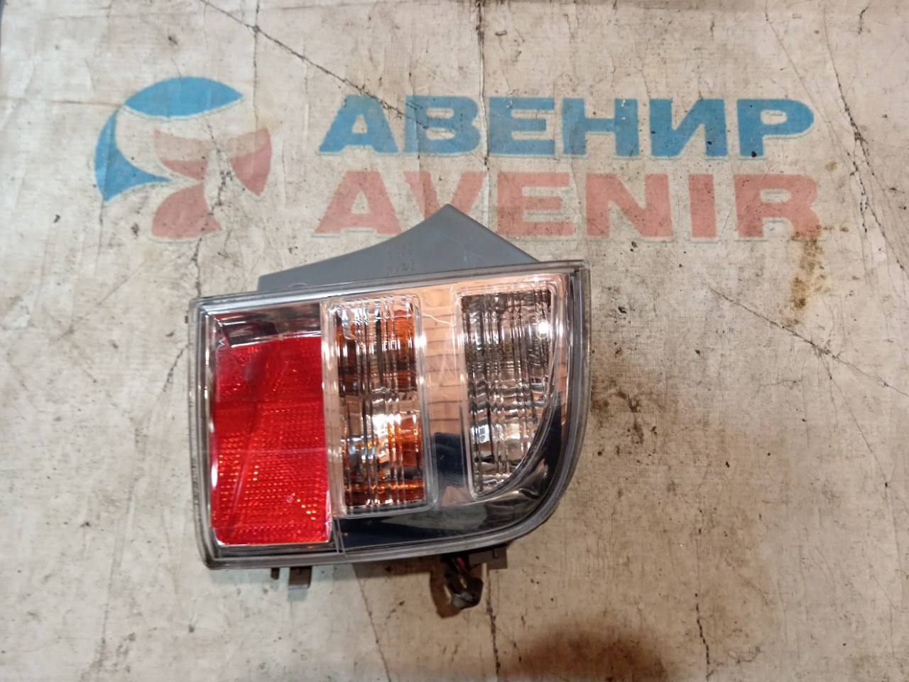 Стоп-сигнал TOYOTA ISIS ZNM10G задний левый (б/у)