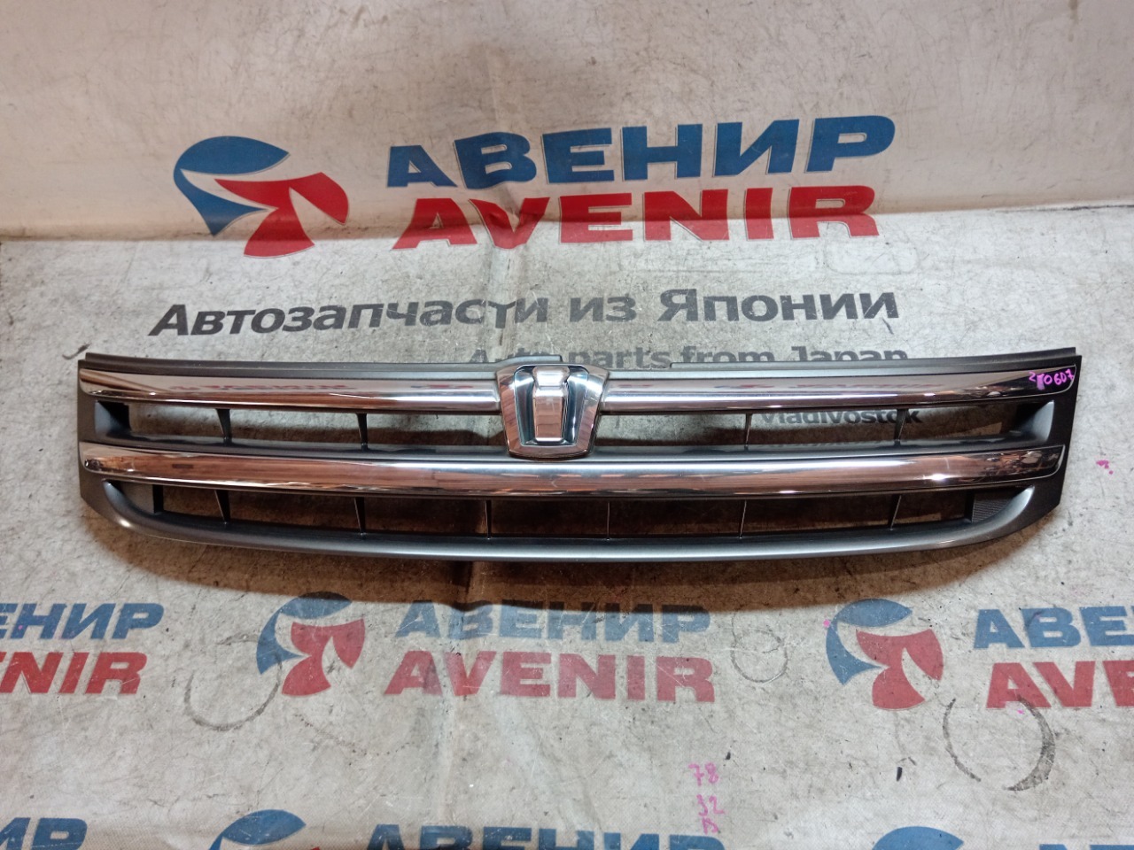 Решетка TOYOTA ISIS ANM10G (б/у)