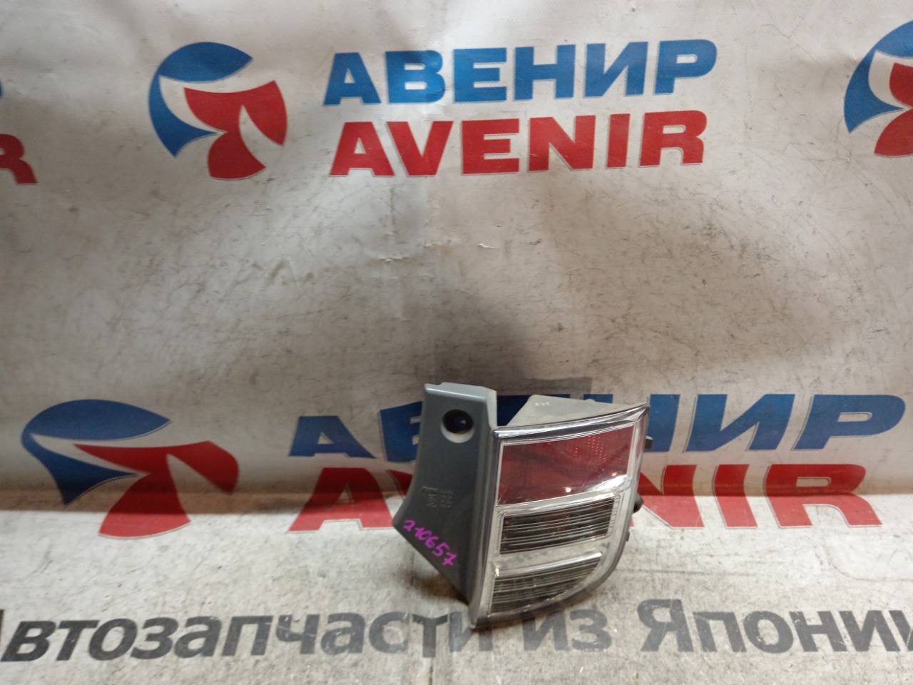 Стоп-сигнал TOYOTA ISIS ZNM10G задний правый (б/у)