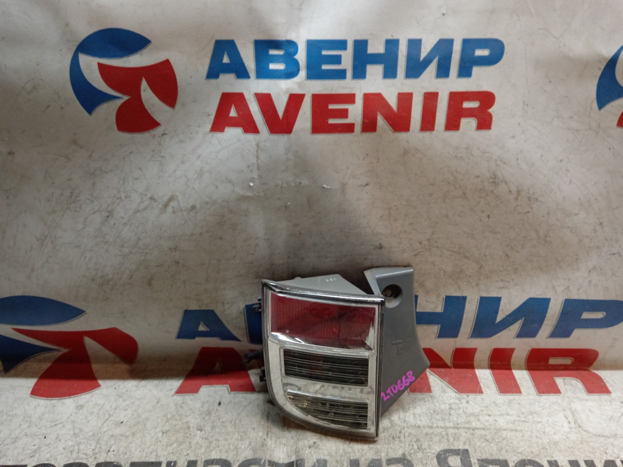 Стоп-сигнал TOYOTA ISIS ZNM10G задний левый (б/у)