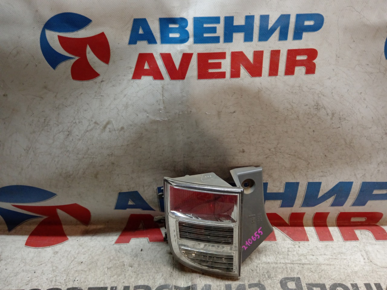 Стоп-сигнал TOYOTA ISIS ZNM10G задний левый (б/у)