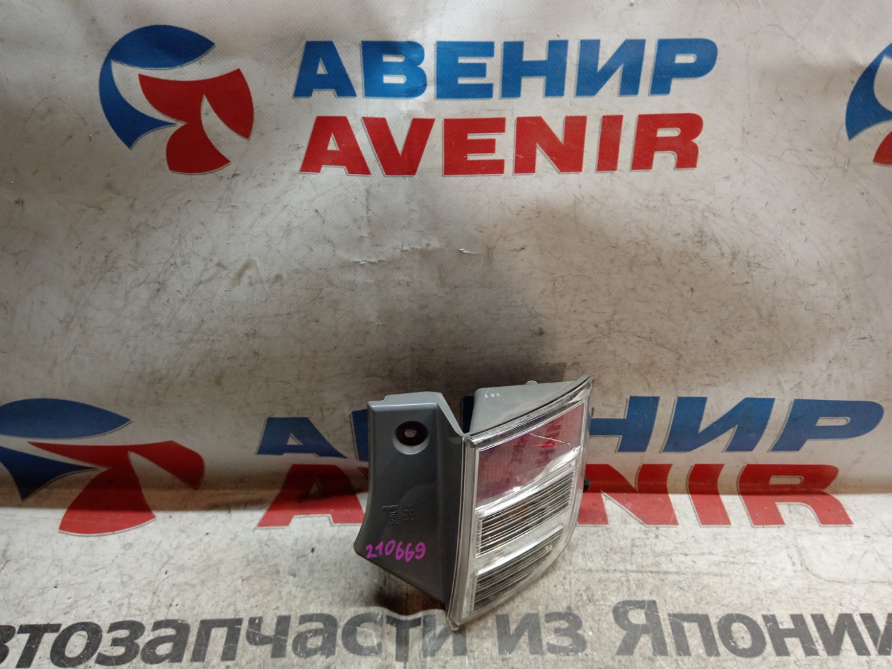 Стоп-сигнал TOYOTA ISIS ZNM10G задний правый (б/у)