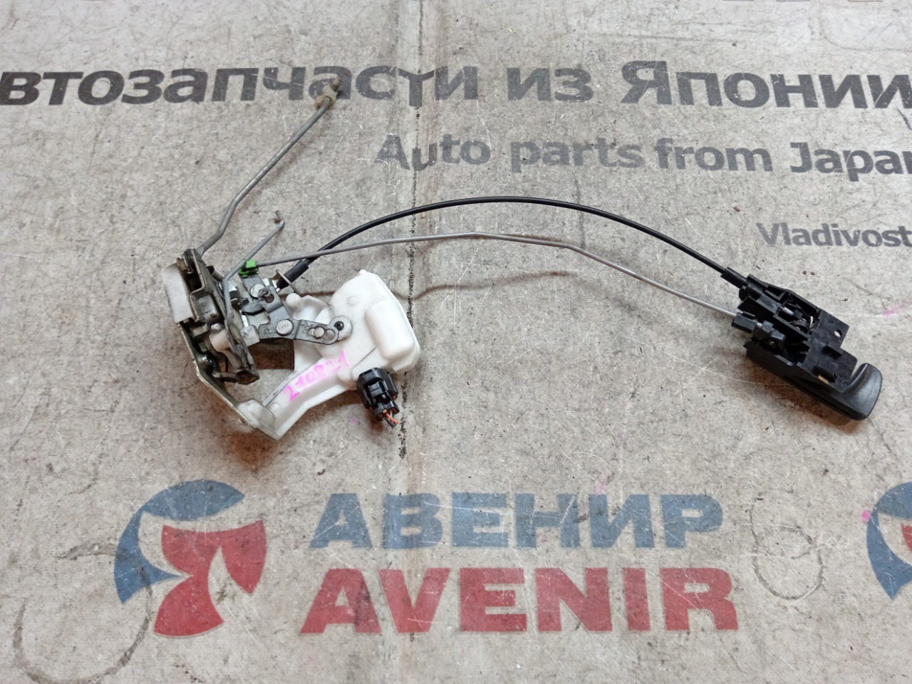 Замок двери MITSUBISHI TOPPO H82A передний правый (б/у)