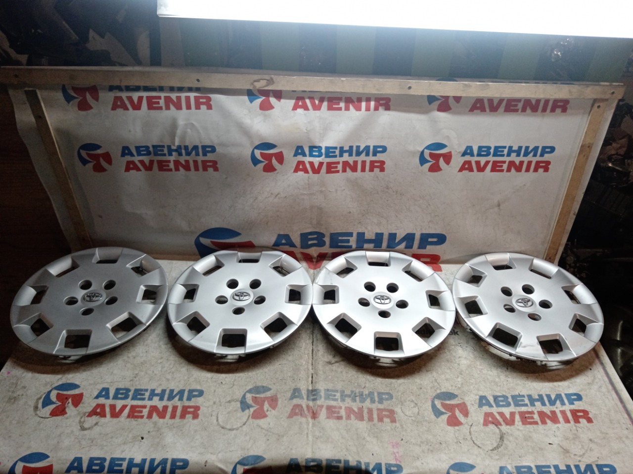 Колпаки на колеса TOYOTA ISIS ANM10G (б/у)