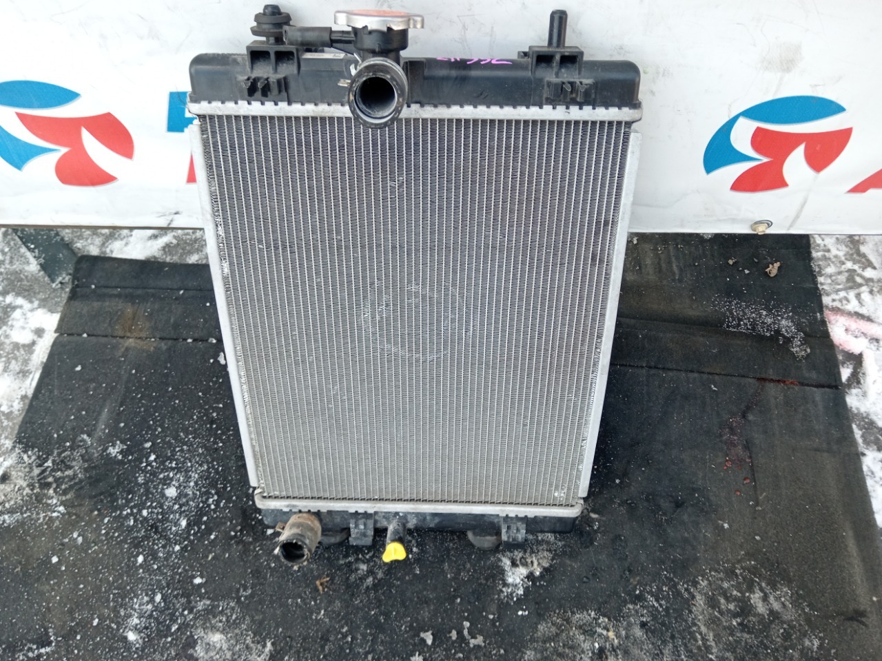 Радиатор для TOYOTA, DAIHATSU, SUBARU ROOMY, TANK, THOR, JUSTY M900A, M910A, M900, M910 1KRFE 2 ракурс Радиатор для TOYOTA, DAIHATSU, SUBARU ROOMY, TANK, THOR, JUSTY M900A, M910A, M900, M910 1KRFE 2 ракурс