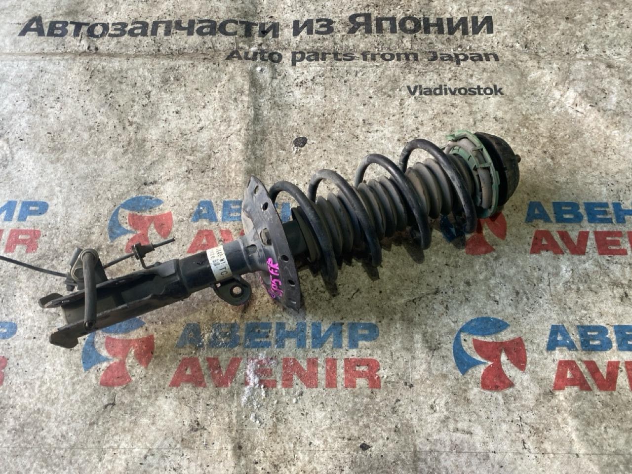 Стойка HONDA FIT GP5 передняя правая (б/у)