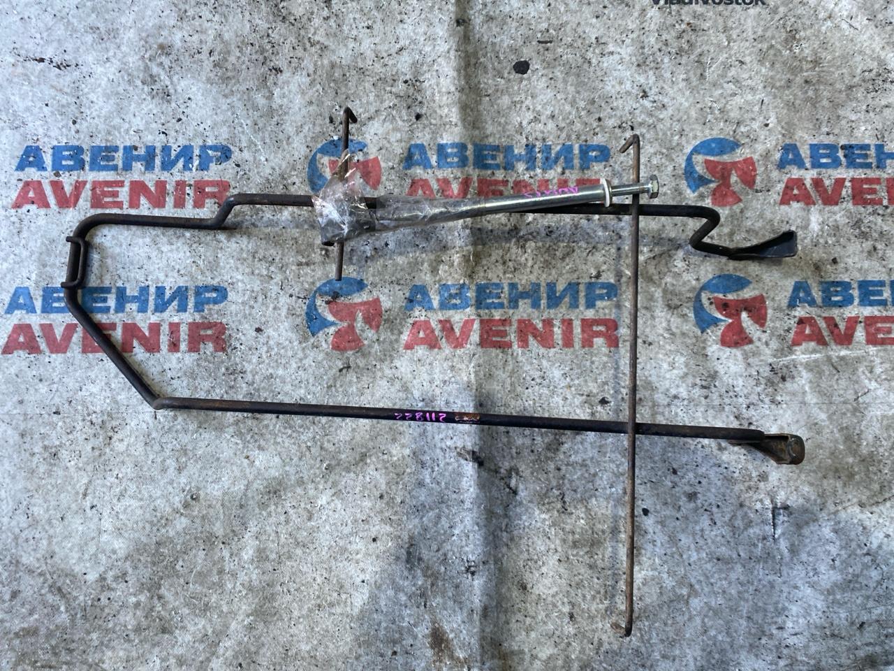 Крепление запаски TOYOTA ISIS ANM15 (б/у)