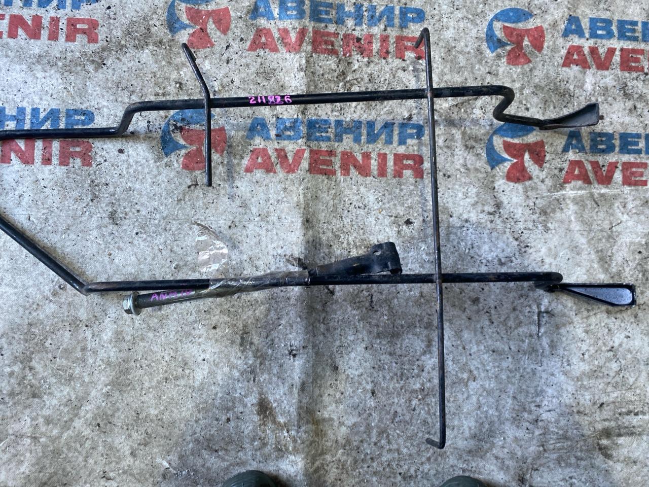 Крепление запаски TOYOTA ISIS ANM10G (б/у)