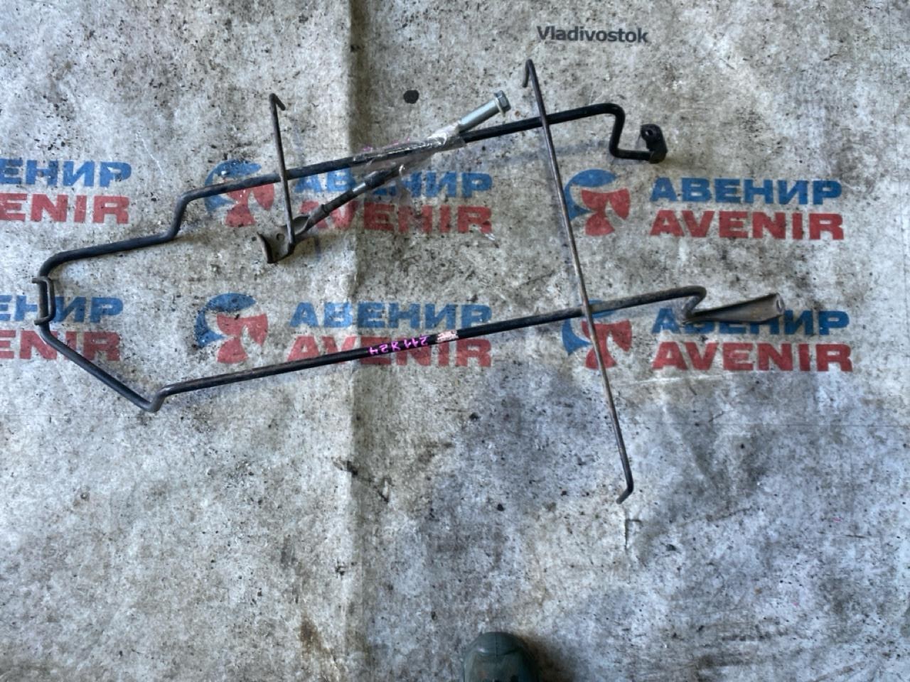 Крепление запаски TOYOTA ISIS ANM15 (б/у)