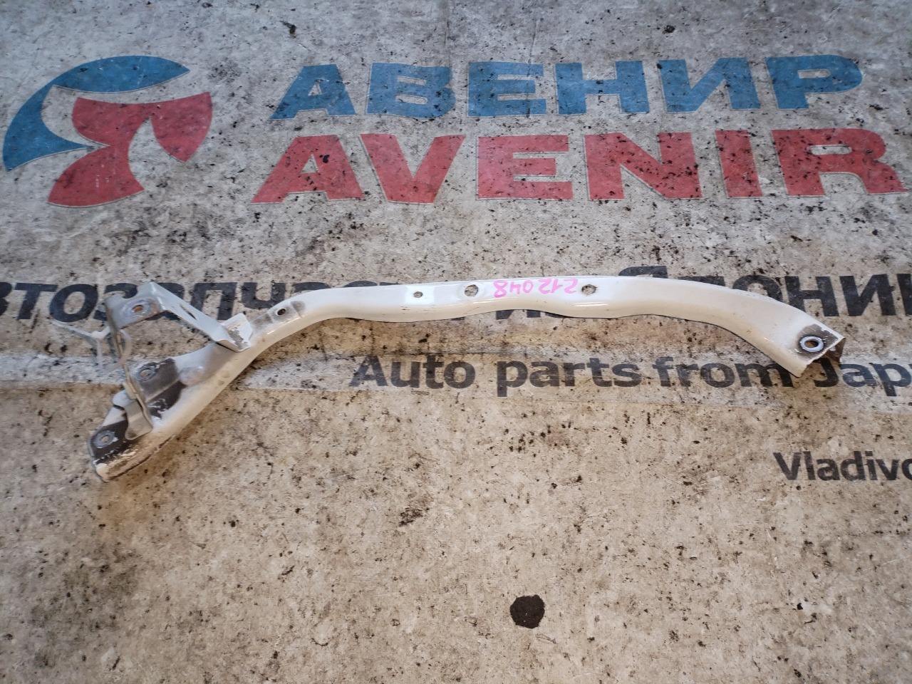 Планка телевизора TOYOTA SIENTA NCP175 передняя левая (б/у)