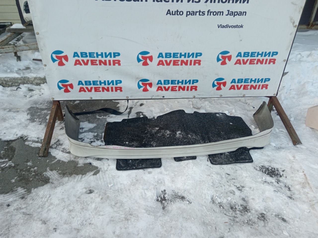 Губа TOYOTA ISIS ANM10 задняя (б/у)