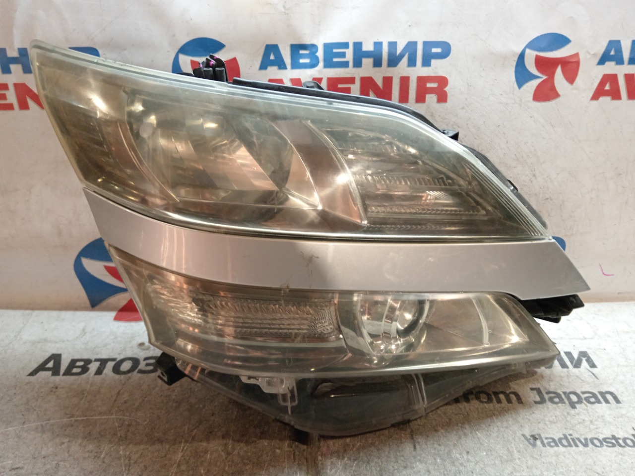 Фара TOYOTA VELLFIRE ANH25 передняя правая (б/у)