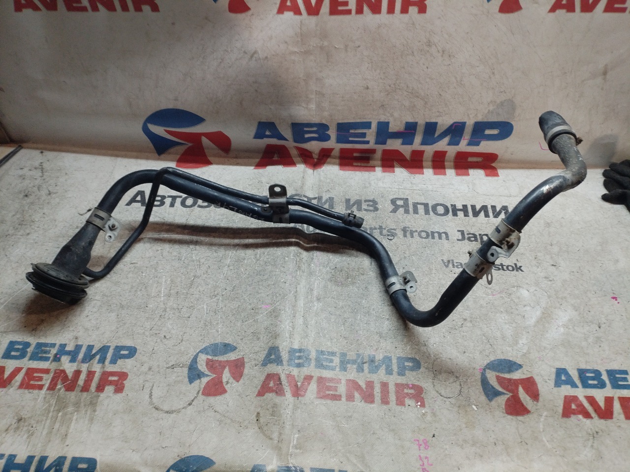 Горловина топливного бака TOYOTA ISIS ANM10 (б/у)