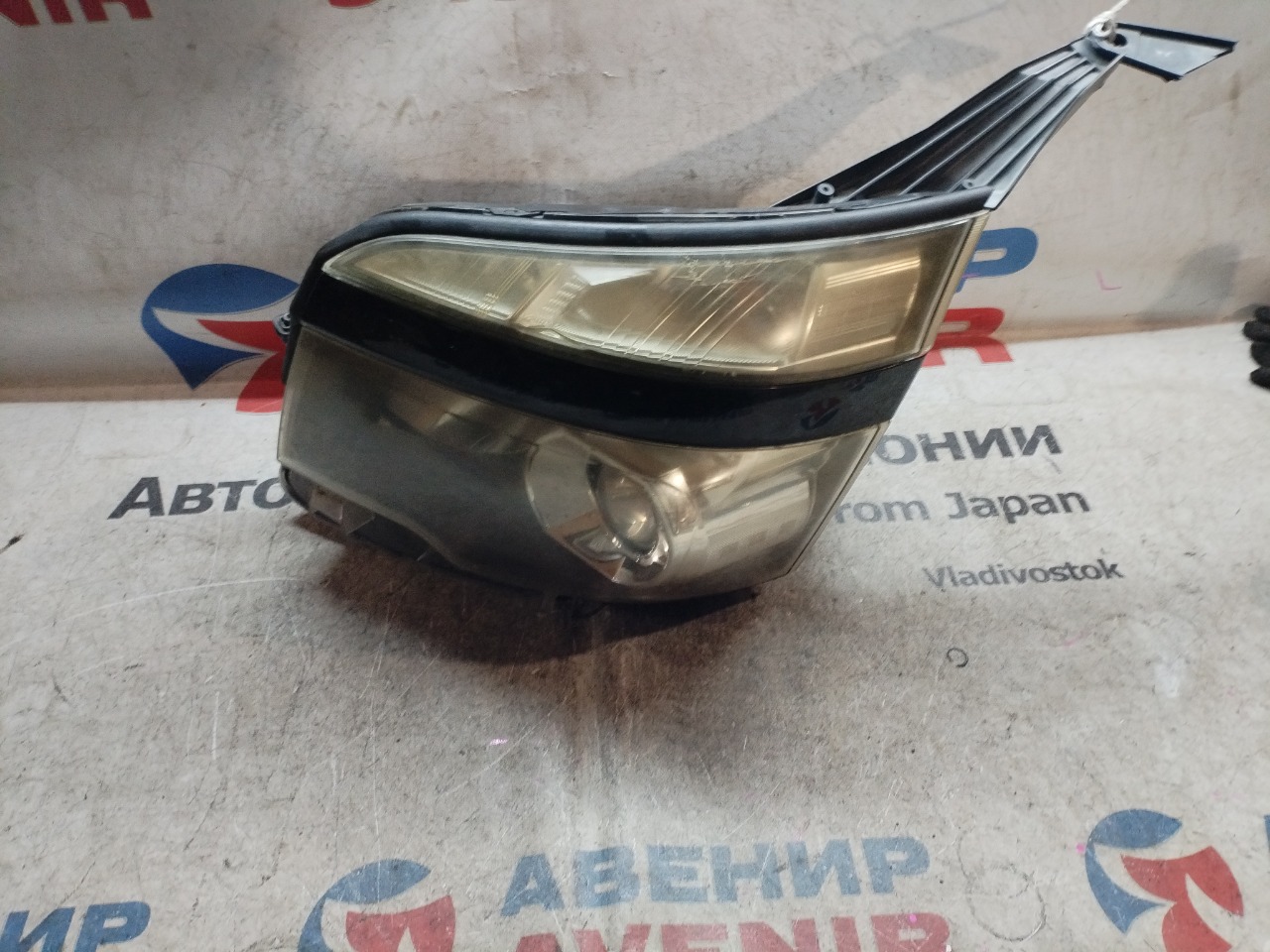 Фара TOYOTA VOXY ZRR70 передняя левая (б/у)