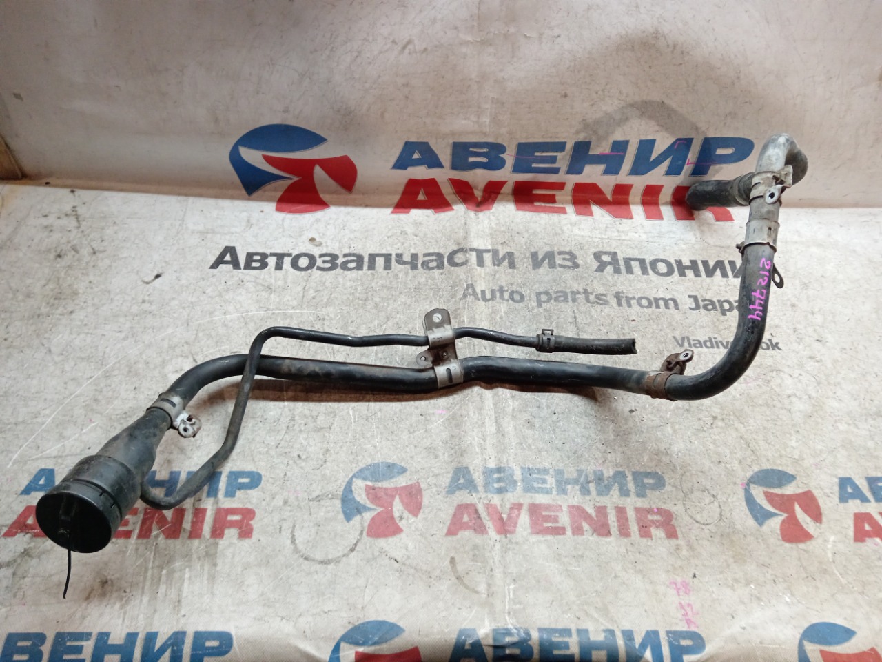 Горловина топливного бака TOYOTA ISIS ANM10 (б/у)