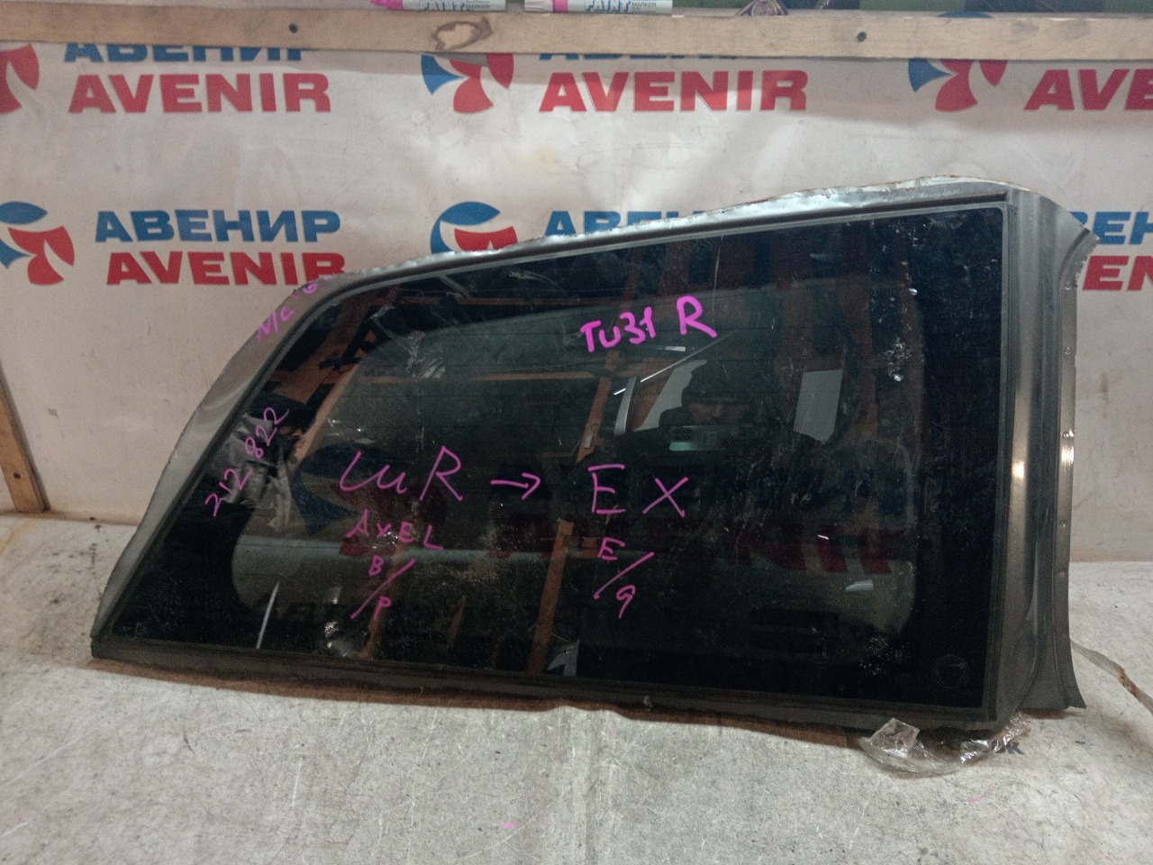 Стекло собачника NISSAN PRESAGE PNU31 заднее правое (б/у)