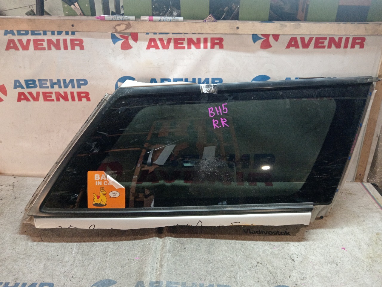 Стекло собачника SUBARU LEGACY BH5 заднее правое (б/у)
