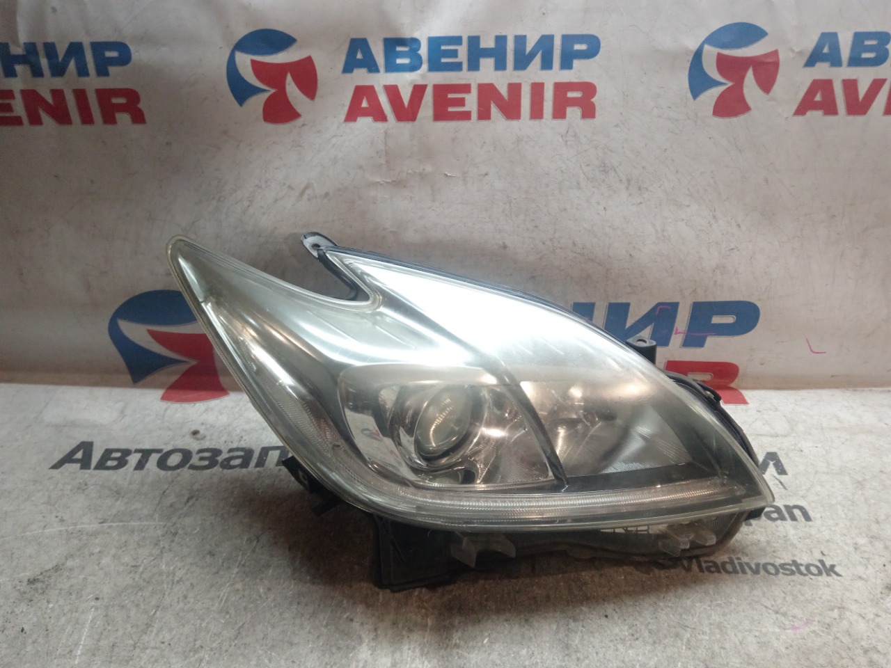 Фара TOYOTA PRIUS ZVW30 передняя правая (б/у)
