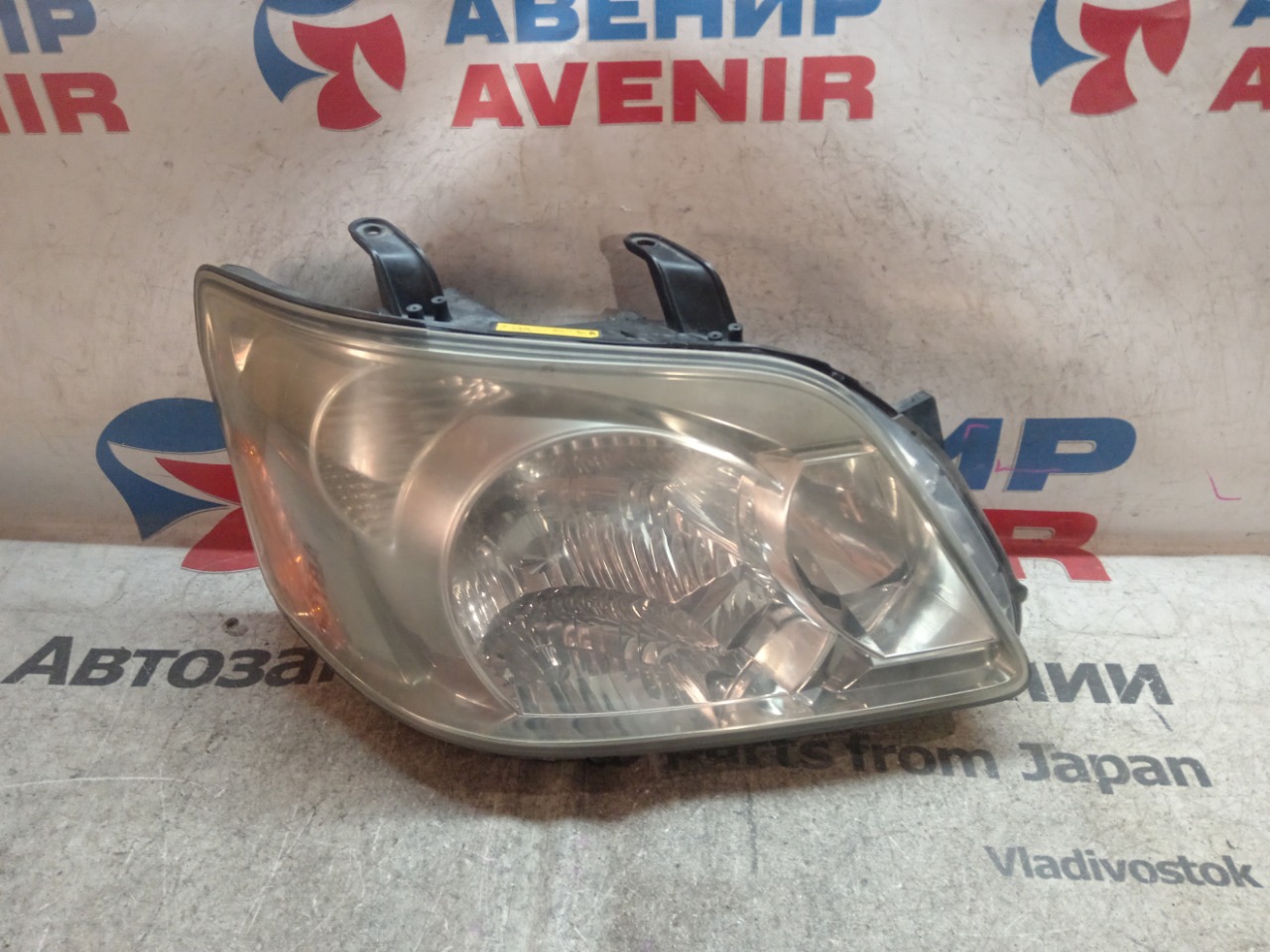Фара TOYOTA NOAH AZR60 передняя правая (б/у)