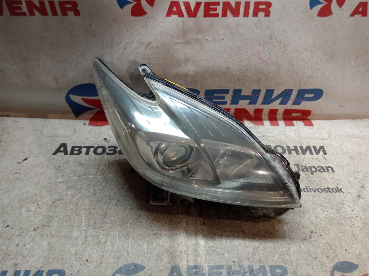 Фара TOYOTA PRIUS ZVW30 передняя правая (б/у)