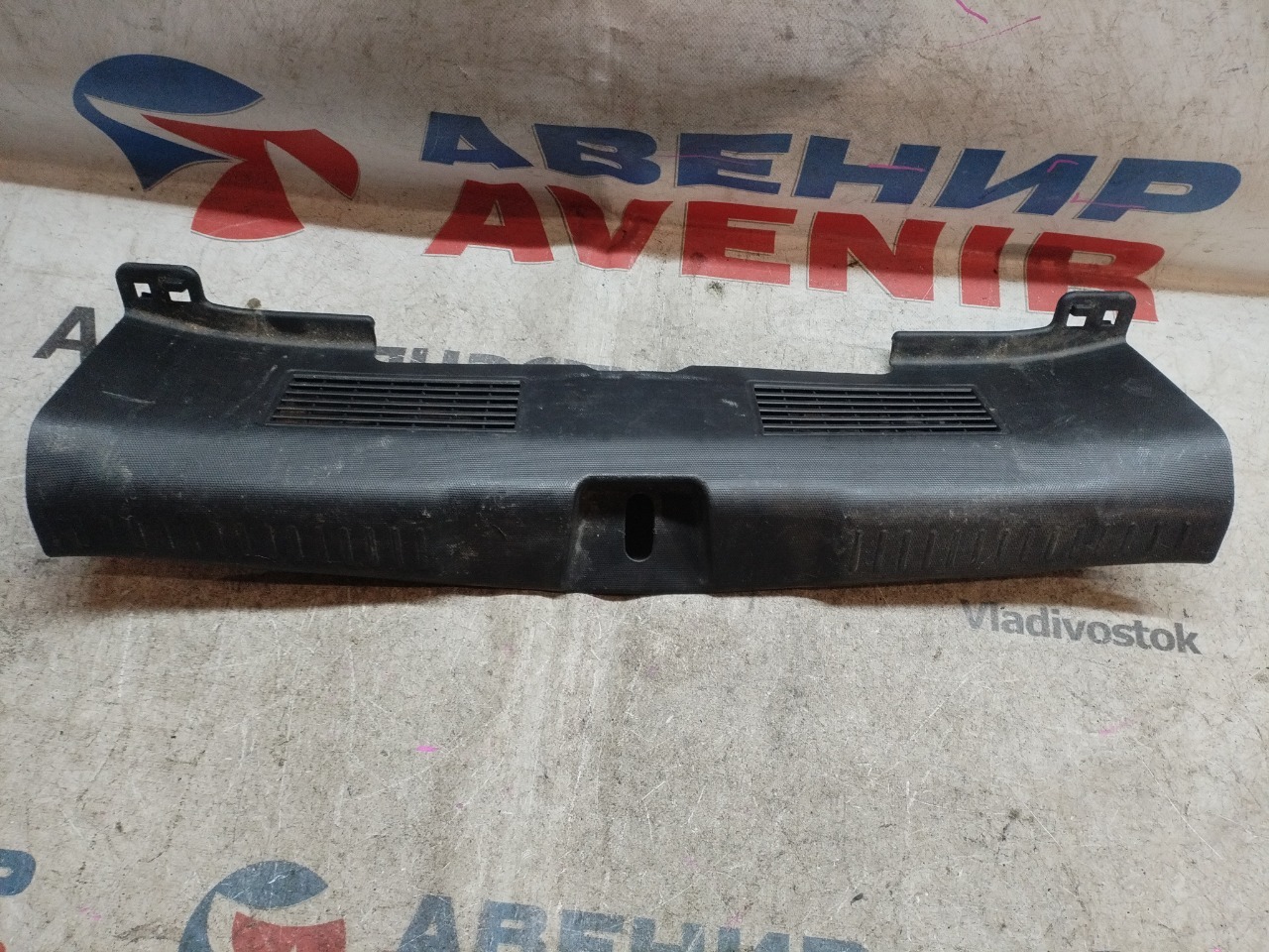 Накладка замка багажника HONDA FIT GD1 задняя (б/у)