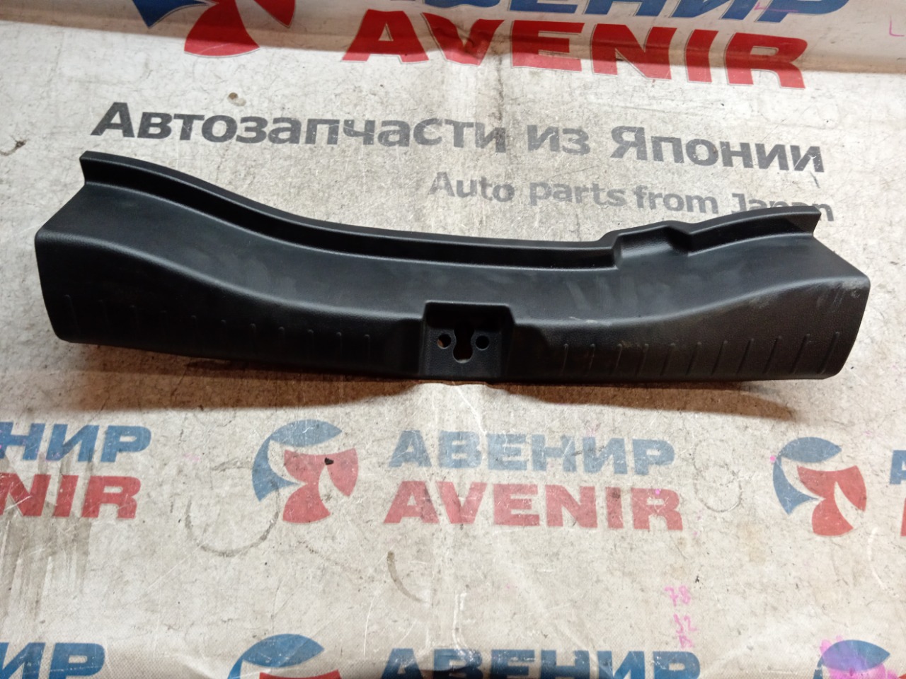 Накладка замка багажника HONDA FIT GD1 задняя (б/у)
