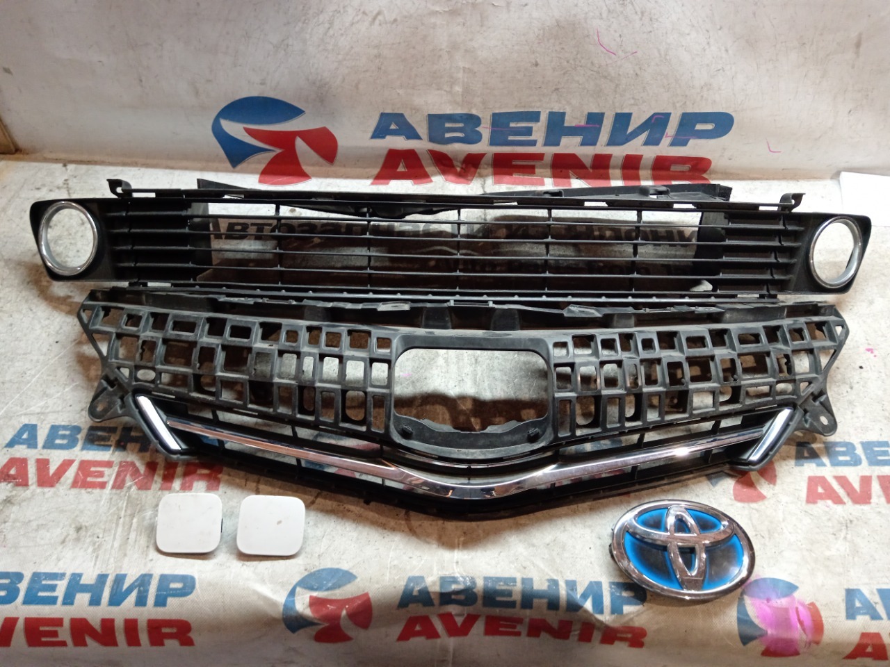 Решетка бамперная TOYOTA PRIUS A ZVW40 (б/у)