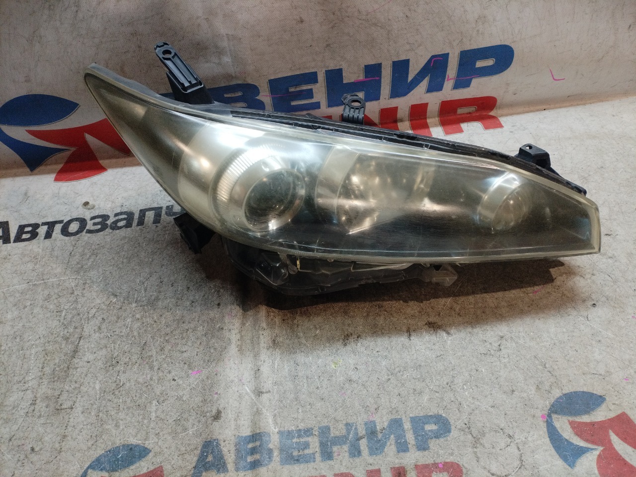 Фара TOYOTA WISH ZGE20G передняя правая (б/у)