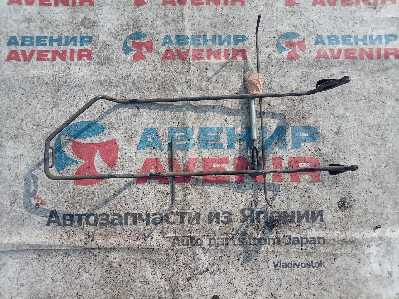 Крепление запаски TOYOTA ISIS ANM10G (б/у)