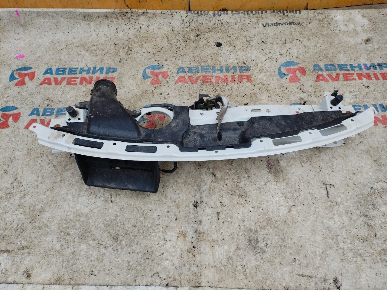 Планка телевизора HONDA FIT GR1 (б/у)