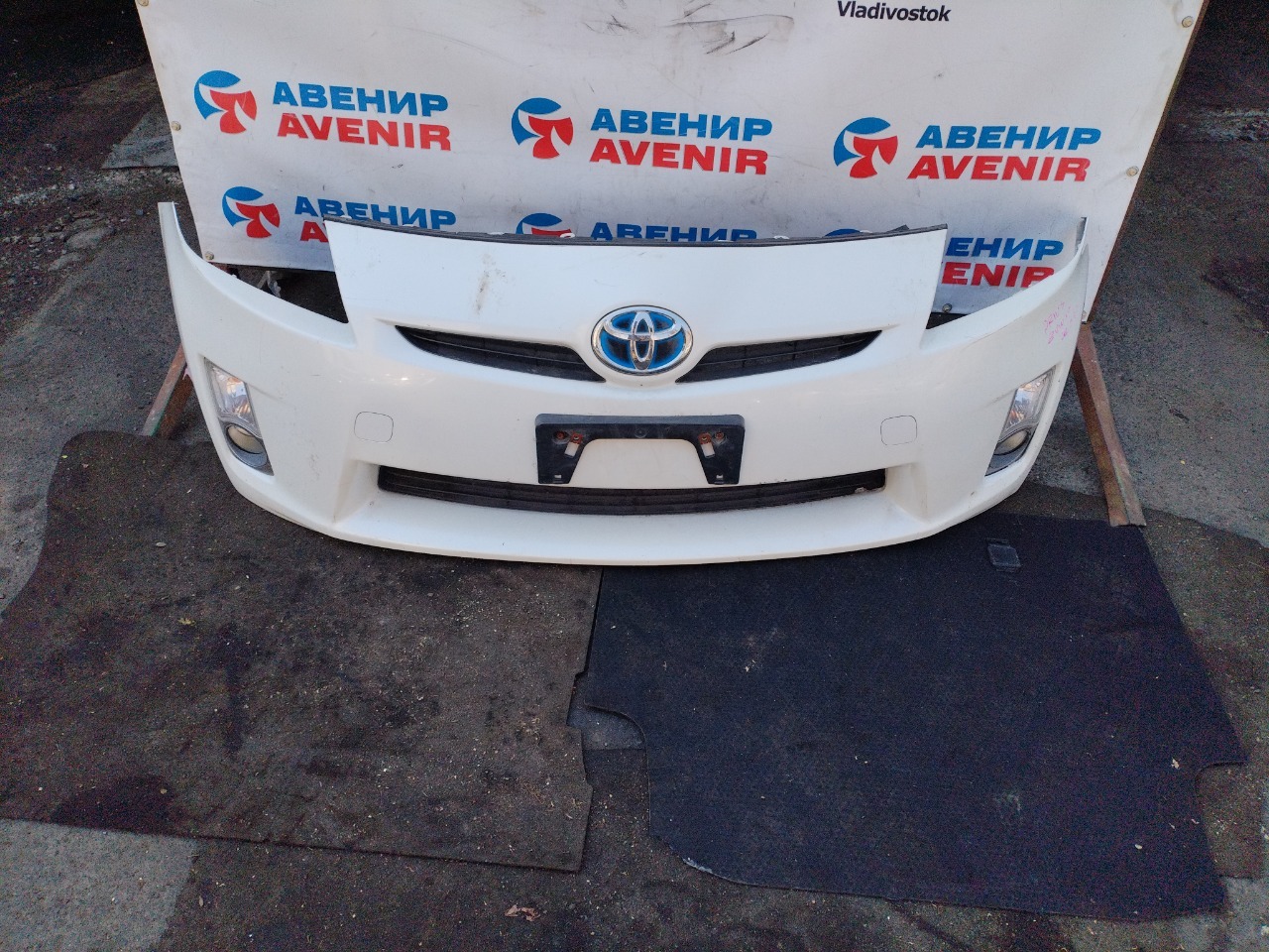 Бампер TOYOTA PRIUS ZVW30 2ZR-FXE передний (б/у)