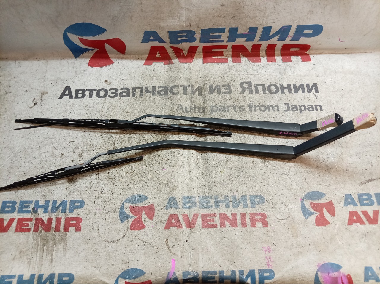 Держатель дворника NISSAN PRESAGE TU31 передний (б/у)