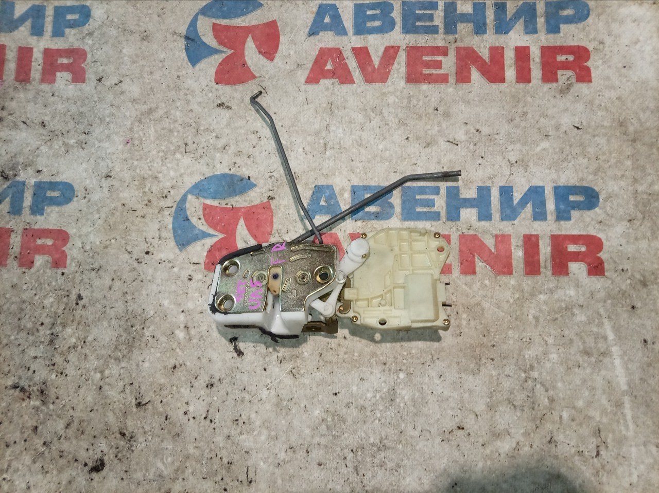 Замок двери HONDA SABER UA4 передний правый (б/у)