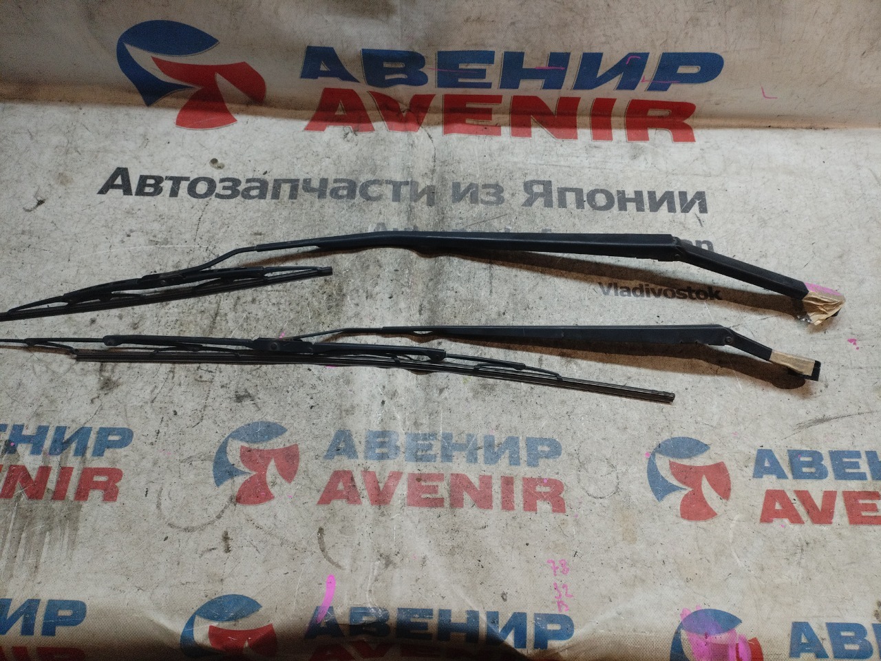 Держатель дворника NISSAN PRESAGE TU31 передний (б/у)