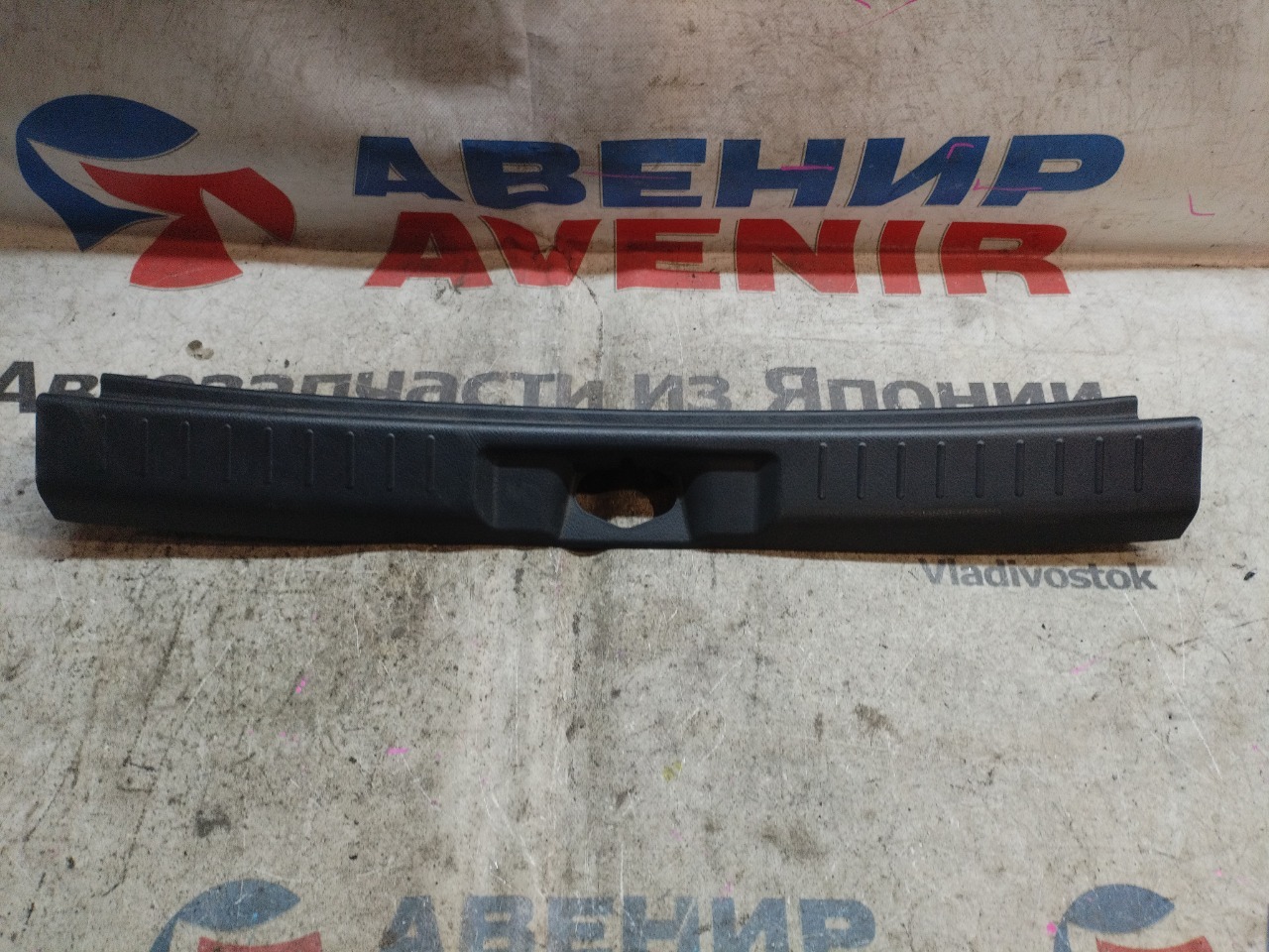 Накладка замка багажника DAIHATSU SONICA L405S задняя (б/у)
