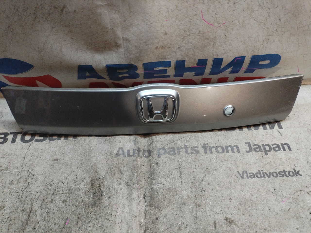 Накладка 5-й двери HONDA FIT GD1 задняя (б/у)
