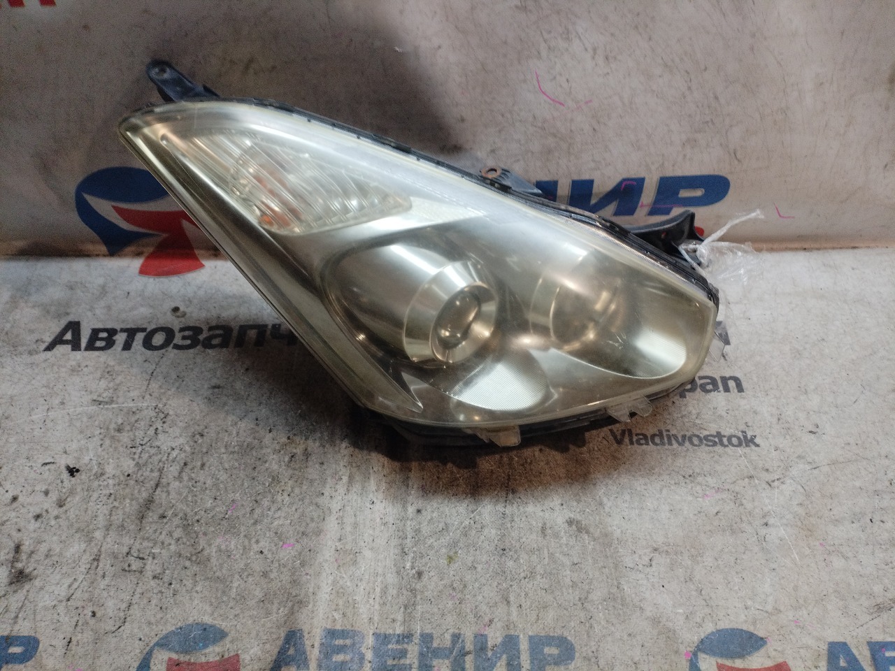 Фара TOYOTA WISH ZNE14 передняя правая (б/у)