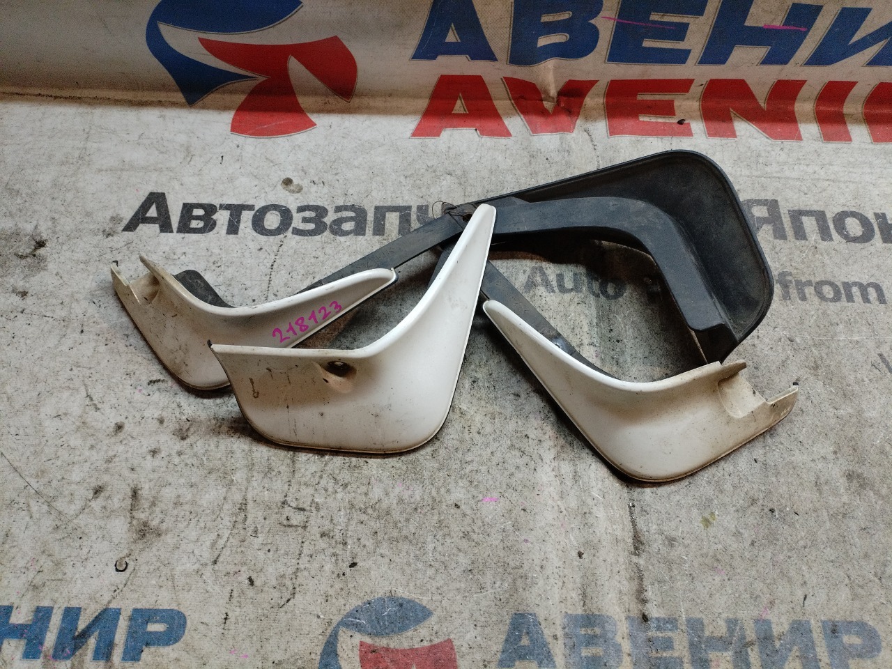 Брызговики комплект TOYOTA RACTIS NCP105 (б/у)